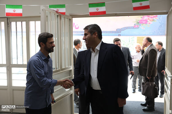 آیین بهره‌برداری همزمان از مدارس آسیب‌دیده در جنگ تحمیلی سوم