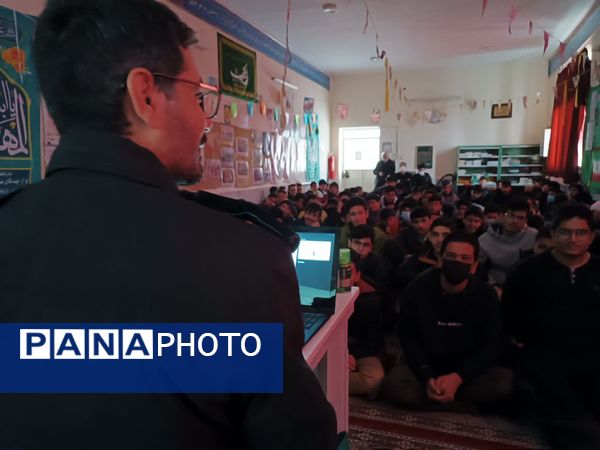 کارگاه آموزشی پیشگیری از آسیب‌های فضای مجازی در دبیرستان رجایی