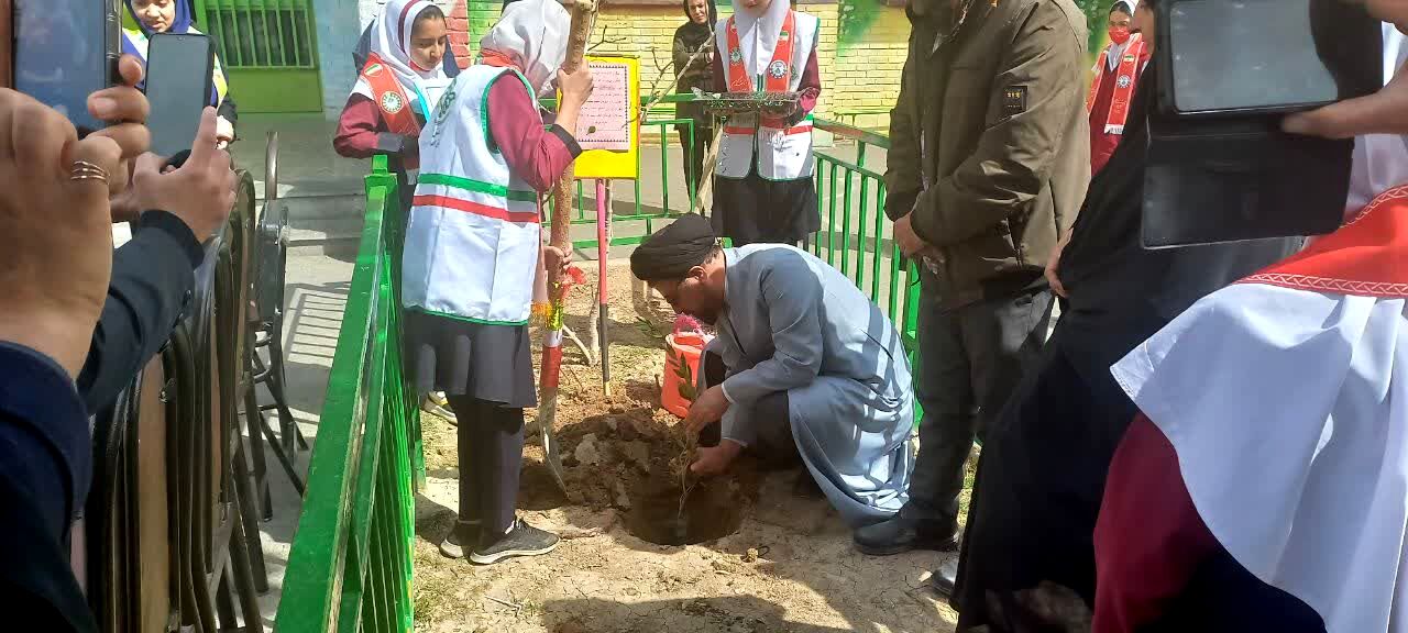  برگزاری آیین روز درختکاری با حضوردانش آموزان در شهرستان فلاورجان