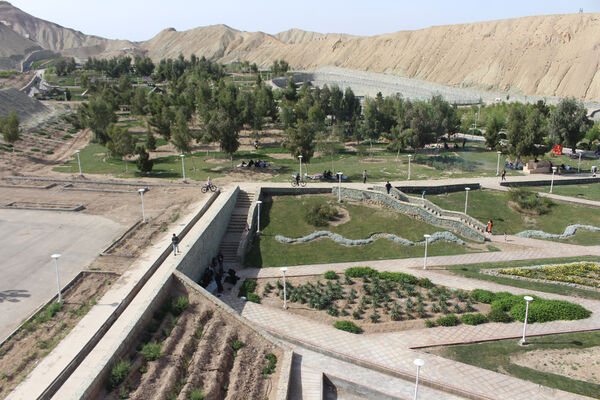 حضور گردشگران روز طبیعت در محوطه باغ‌موزه دفاع مقدس قم