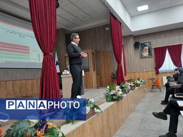 کارگاه حرکات اصلاحی ویژه والدین و غربالگری دانش‌آموزان در دبیرستان مصلی‌نژاد حضرت زهرا(س)