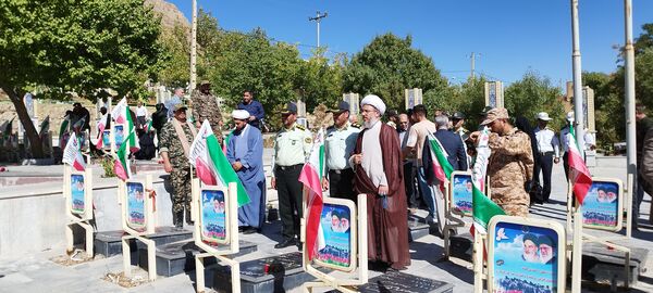 غبارروبی مزار شهدای دفاع مقدس در فریدونشهر