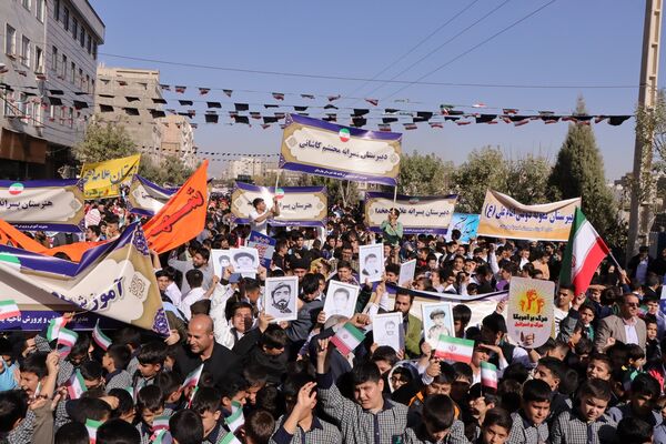 حضور پرشور دانش‌آموزان و مسئولین در راهپیمایی ۱۳ آبان در ناحیه یک بهارستان