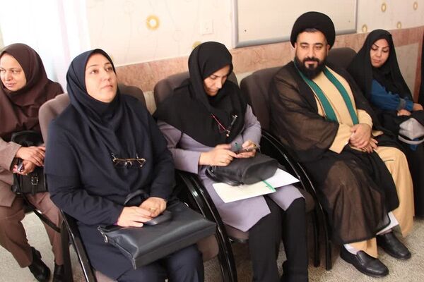 بازدید امام جمعه و مسئولان رودهن از دبیرستان آیت‌الله طالقانی رودهن 