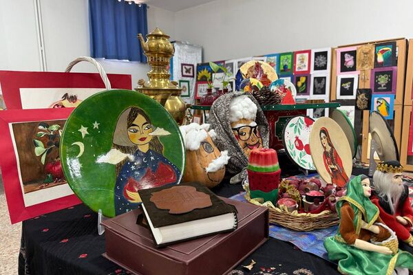 آیین افتتاحیه نمایشگاه هنری «ماها» در هنرستان شهید تاجیک بهارستان‌دو