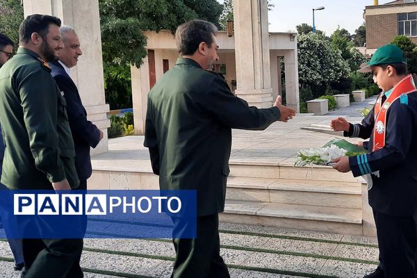 استقبال دانش‌آموزان پیشتاز از فرمانده سپاه استان تهران در اداره کل آموزش و پرورش شهرستانهای تهران