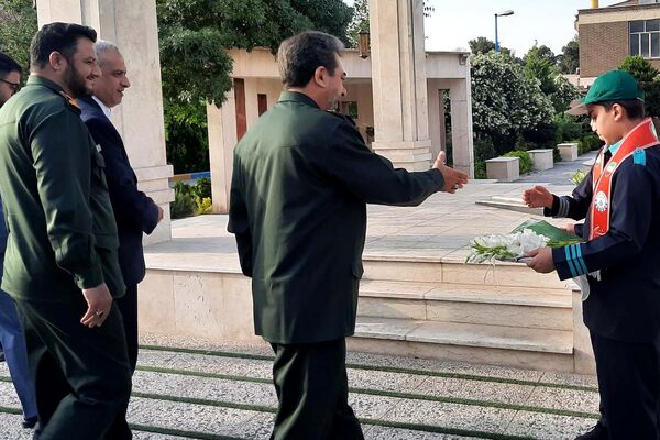 استقبال دانش‌آموزان پیشتاز از فرمانده سپاه استان تهران در اداره کل آموزش و پرورش شهرستانهای تهران