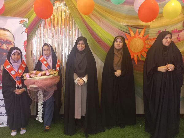 مراسم روز معلم به مناسبت هفته معلم در دبستان شاهد تحقیقی