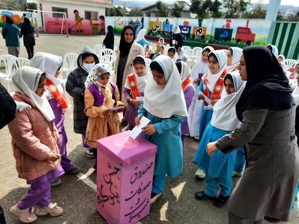 روز درختکاری و نیکوکاری در دبستان ارشاد قائمشهر