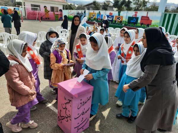روز درختکاری و نیکوکاری در دبستان ارشاد قائمشهر