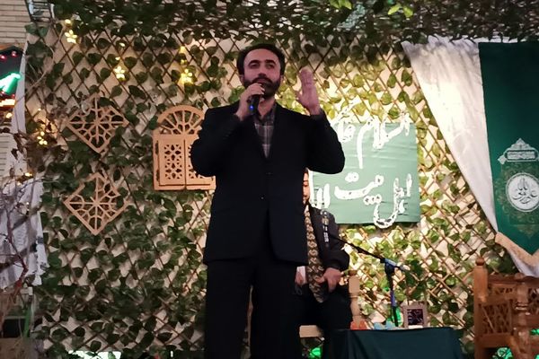 لحظات ناب راز و نیاز دانش‌آموزان دختر اسلامشهری در خلوت عاشقانه با خدا در اعتکاف