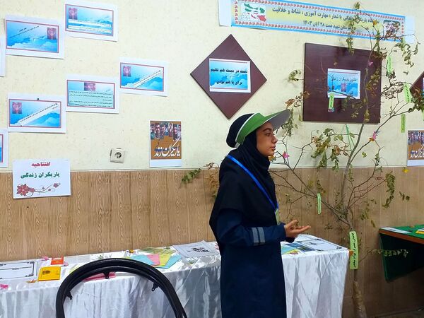 آیین افتتاحیه طرح کانون یاریگران زندگی و برپایی نمایشگاه مبارزه با آسیب‌های اجتماعی در دبیرستان شهید همت ملارد