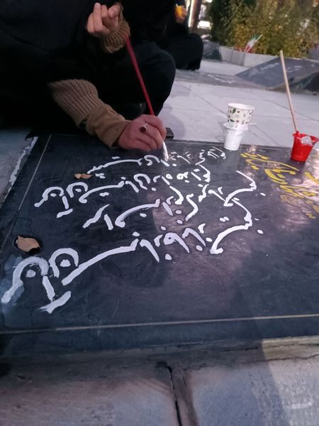 دختران شاهد فاطمه‌زهرا(س) در گلزار شهدا، قبور مطهر را به رنگ عشق آراستند