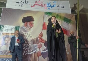 رجز خوانی دانش اموز خبرنگار پانا در چهارراه ورزش مشهد مقدس