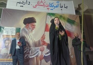 رجز خوانی دانش اموز خبرنگار پانا در چهارراه ورزش مشهد مقدس