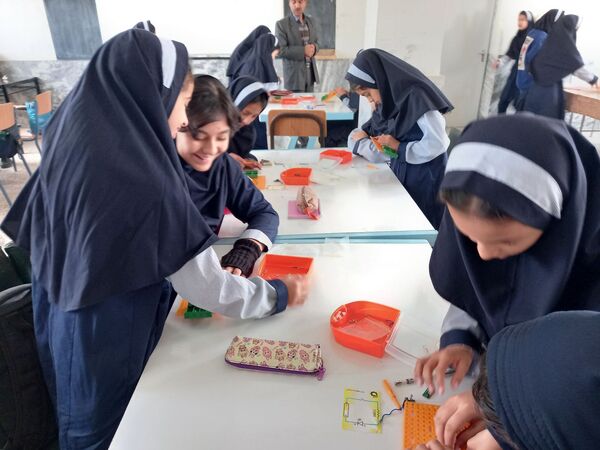 بازدید دانش آموزان دبستان ناهید نخودی از پژوهشرای نیشابور