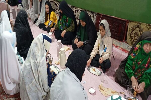 اعتکاف دانش‌آموزی در مسجد جامع شهر بار نیشابور 