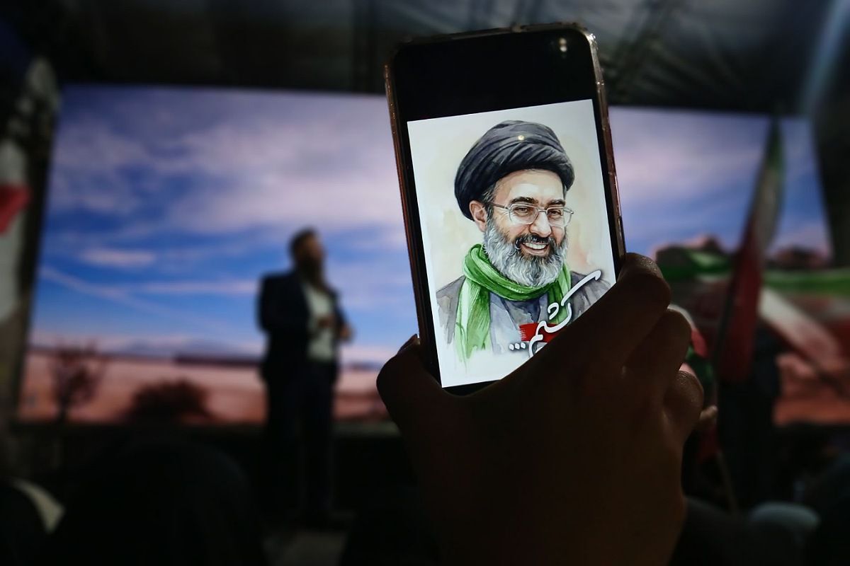 دختران «جان فدای ایران» در میدان امام خمینی(ره) ورامین 