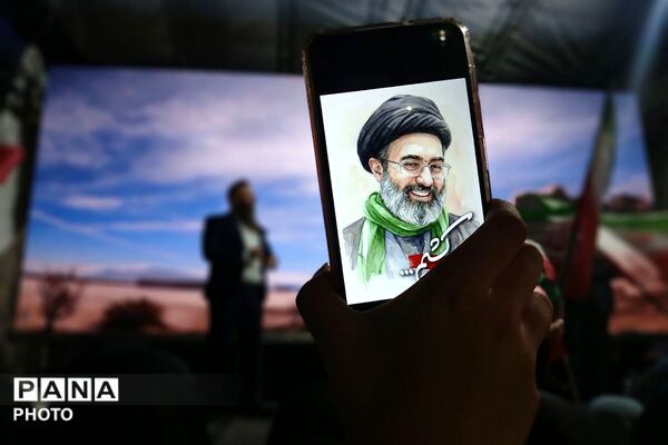 دختران «جان فدای ایران» در میدان امام خمینی(ره) ورامین 