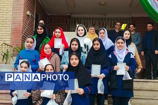 تقدیر از رتبه‌های برتر درسی در دبیرستان سپاهان بهارستان‌دو