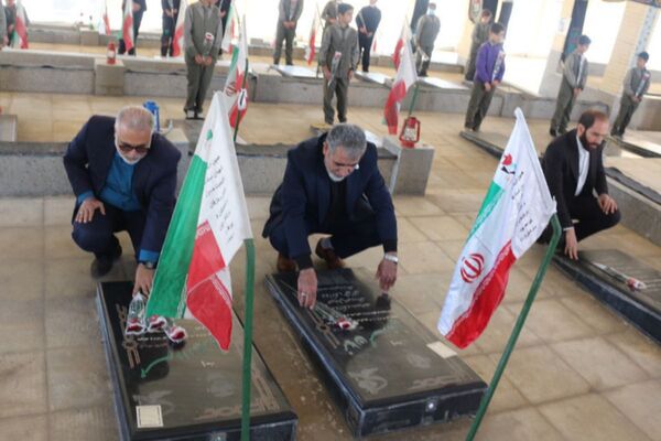 مدرسه باقرالعلوم (ع) فیروزکوه میزبان مراسم پرشور گلباران مزار شهدا با حضور مسئولان شد