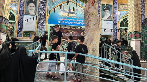 نوجوانان تهرانی هم‌نوا با اسرای کربلا به سوگ امام حسین (ع) نشستند