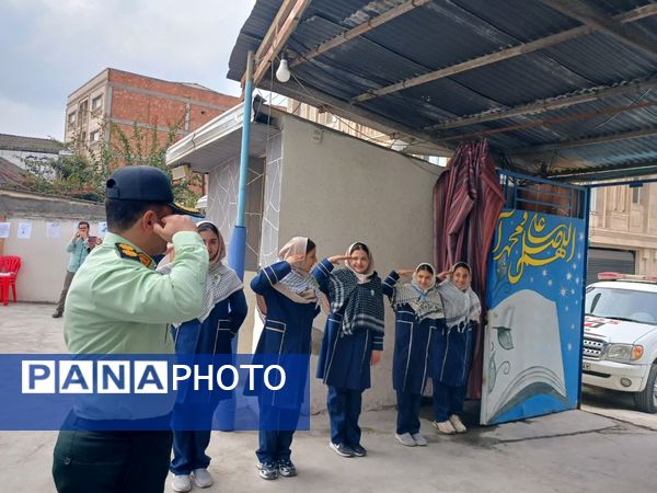 حضور نیروهای انتظامی در دبیرستان نجم قائمشهر