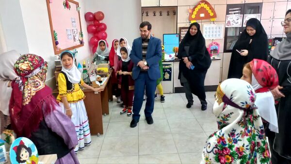 نمایشگاه دست‌سازه‌ها و فعالیت‌های پژوهشی در دبستان آسیه شهرستان ملارد