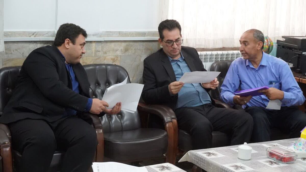 بازدید مدیرکل آموزش و پرورش خراسان شمالی از روند اجرای طرح «نشان» در ثبت‌نام مدارس
