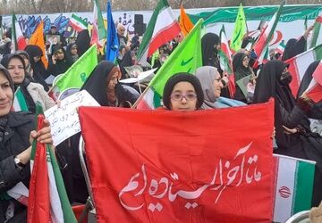 پرچم اقتدار ایران بر فراز بلوار جمهوری البرز به اهتزاز درآمد