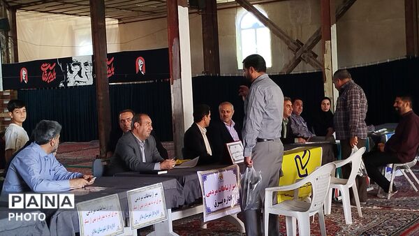 برپایی میز خدمت با حضور مسئولان دستگاه‌های اجرایی شهرستان ملایر 