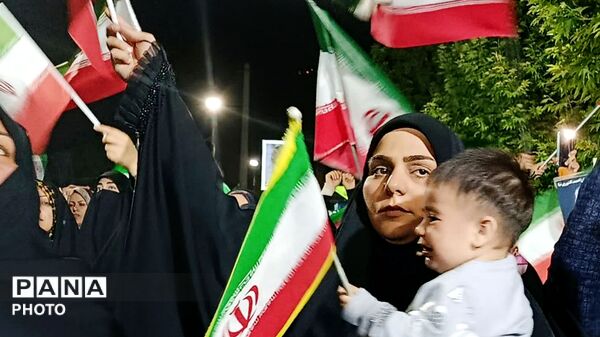 قلب‌های مردم به عشق وطن در چهار باغ خرم‌ آباد، برای ایران تپید