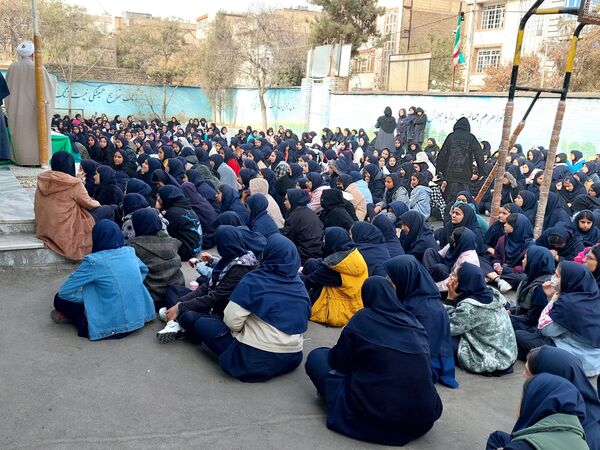 مراسم روز دانش‌آموز در دبیرستان هوشنگی