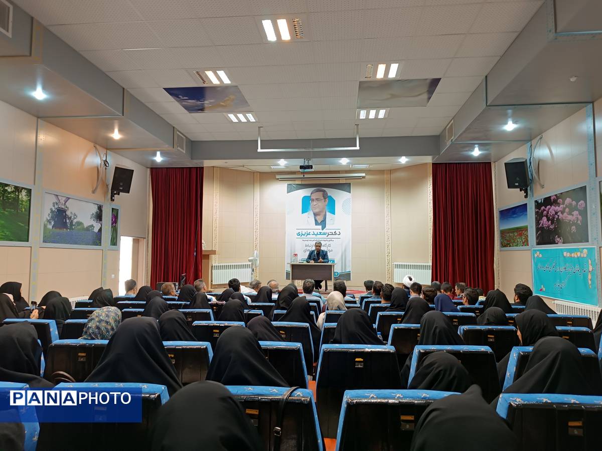 کارگاه آموزشی نحوه ارتباط موثر و درک نیازهای دانش‌آموزان در بهاباد 