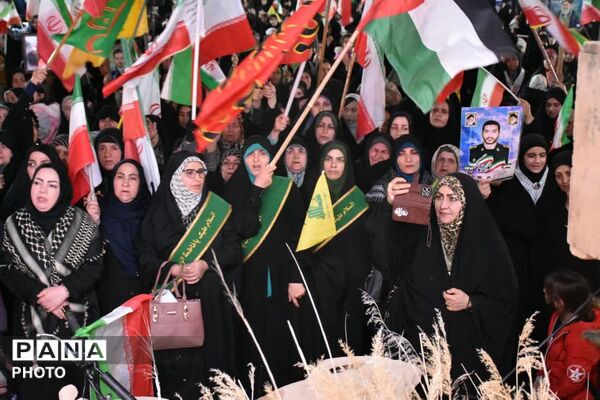 موج ۵۶ در تجمعات شبانه قروه؛ حضور پرشور مردم به میزبانی پیشکسوتان دفاع مقدس و بیرق مطهر حرم امام حسین(ع)