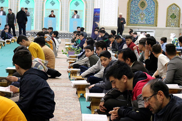 زمزمه آیات الهی در جمع دانش‌آموزان اردبیلی