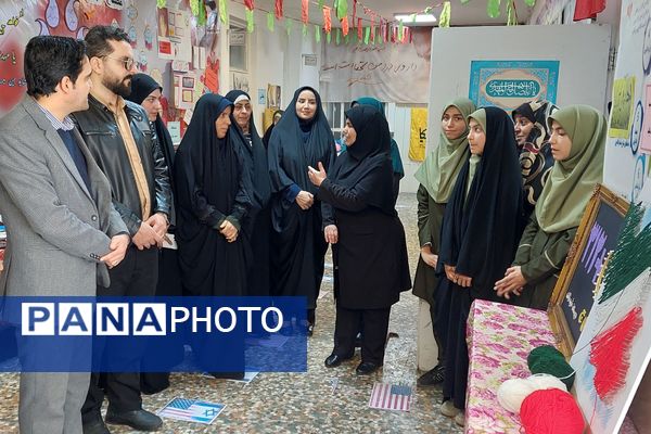 افتتاحیه نمایشگاه «مدرسه انقلاب» در مدرسه شهید شرافت بهارستان‌دو