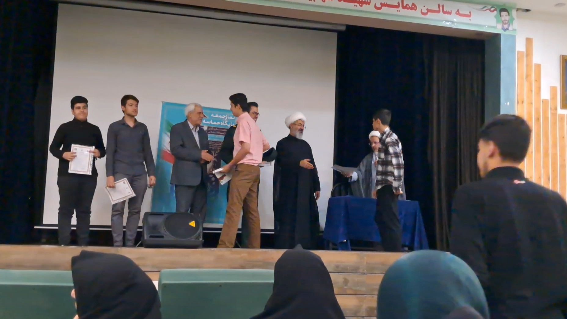 نشست اعضای تشکل های دانش آموزی با امام جمعه کاشمر 