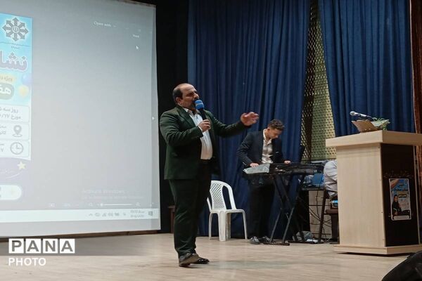 مراسم اعطای نشان سمپاد به دانش آموزان فرزانگان ورامین