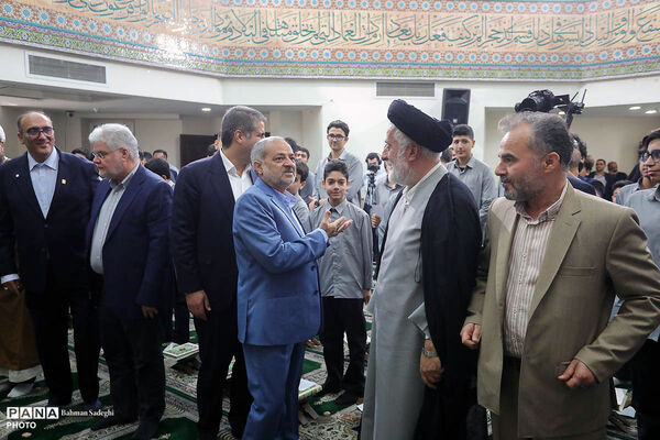 محفل انس با قرآن کریم و اقامه نماز جماعت در نخستین روز بازگشایی مدارس