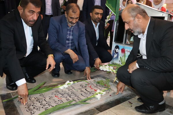 عطر افشانی مزار مطهر شهدای فرهنگی و دانش‌آموز شهرستان بوشهر  