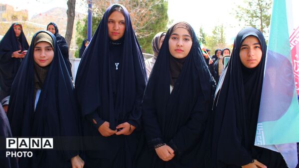 حضور دانش‌آموزان مارگونی در اربعین شهادت رهبر معظم انقلاب با نقاشی‌هایی از یاد ایشان