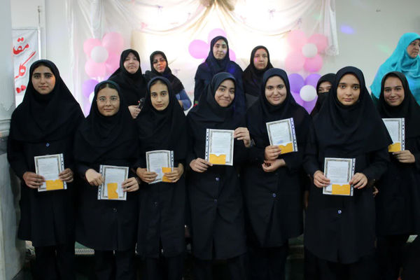 تقدیر از دانش آموزان برتر دبیرستان دخترانه سیداحمد فاتحی یک قم 