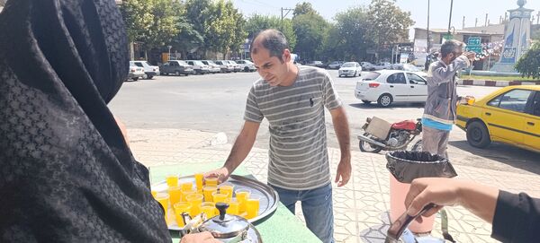 توزیع شربت و شیرینی به مناسبت میلاد پیامبر اسلام (ص) 