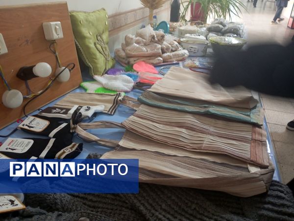 نمایشگاه هفته ماها در مدرسه فضیلت فاروج