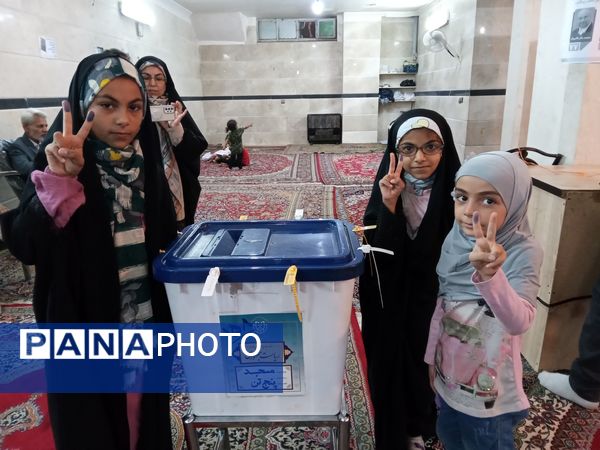 حضور مردم ولایتمدار نیشابور پای صندوق‌های رای