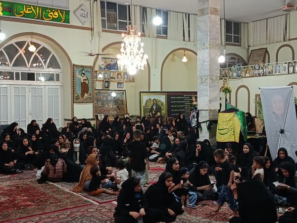 حضور کودکان در مراسم شب ششم محرم در حسینیه حیدری شهرستان کاشمر 