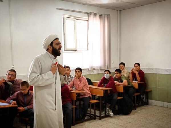 اولین جلسه هدایت تحصیلی دانش آموزان پایه نهمی دبیرستان میثاق