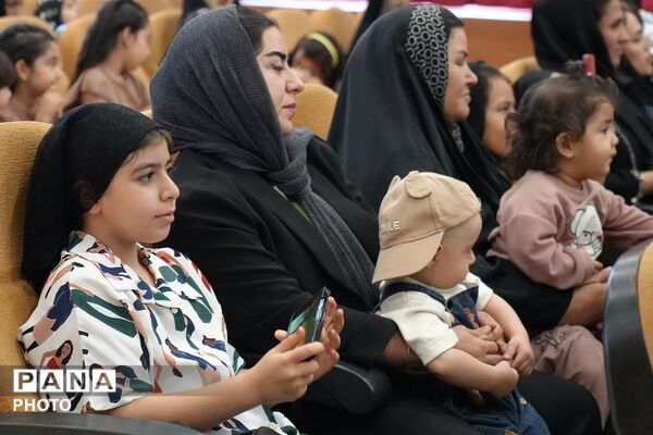 جشن شکوه مادری و همایش تجلیل از سفیران جوانی جمعیت در بهارستان‌دو