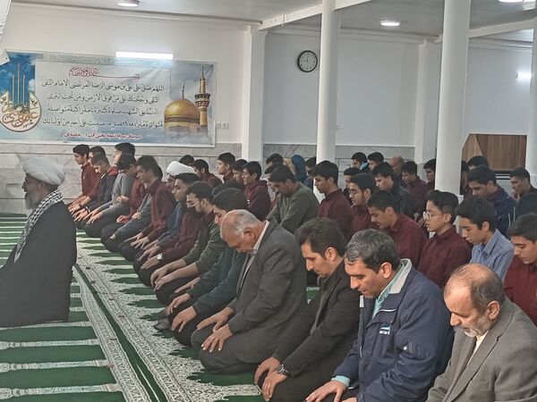 اقامه نماز جماعت به امامت امام جمعه کاشمر در دبیرستان نمونه آیت الله خامنه‌ای 